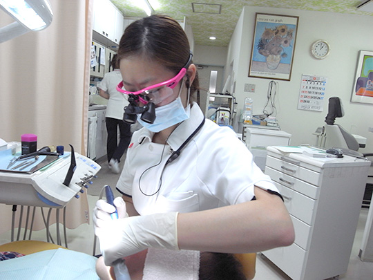 歯科衛生士も拡大鏡を用いて、患者さまに充実した口腔ケアを提供